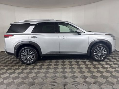 Used 2025 Nissan Pathfinder SL w/ SL Premium Package image 3