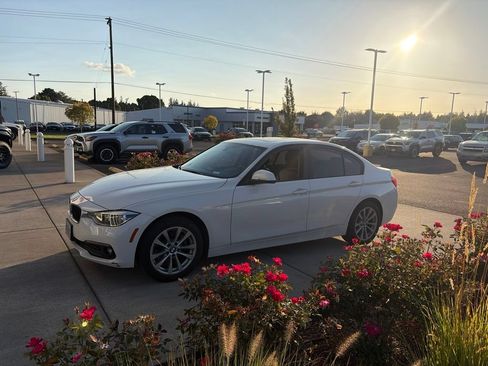 Used 2018 BMW 320i Sedan w/ Convenience Package RWD image 11