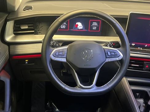 Certified 2025 Volkswagen Tiguan SE FWD image 20