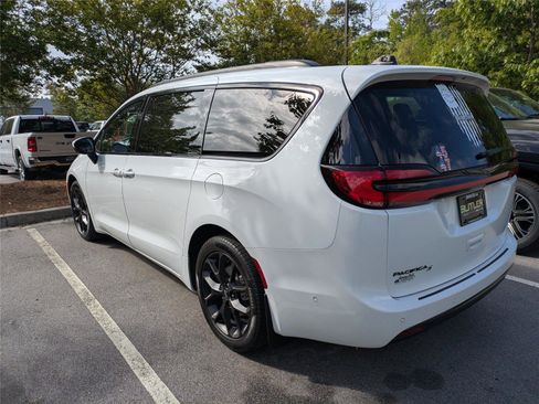 Used 2023 Chrysler Pacifica Touring-L w/ S Appearance Package image 3