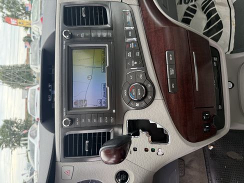 Used 2011 Toyota Sienna XLE image 15