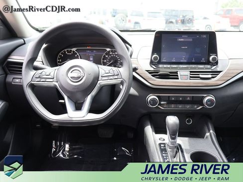 Used 2025 Nissan Altima 2.5 SV FWD image 18