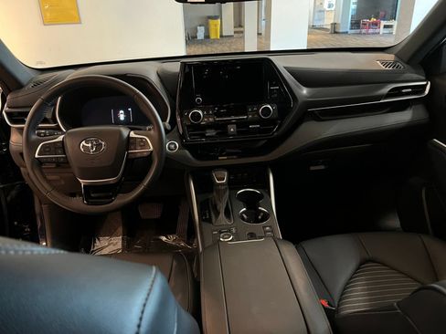 Used 2025 Toyota Highlander XSE AWD/4WD image 36