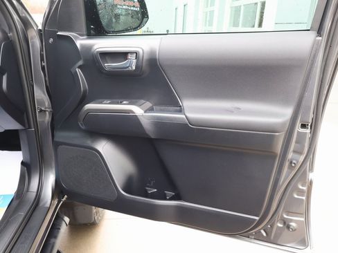 Used 2019 Toyota Tacoma TRD Sport w/ Technology Package image 35