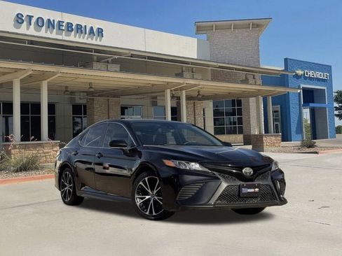 Used 2020 Toyota Camry SE image 2