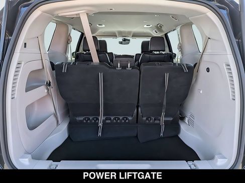 Used 2023 Chrysler Pacifica Touring-L FWD image 8