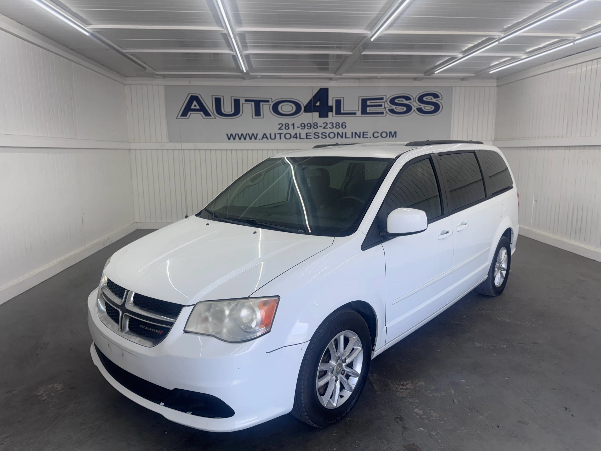 Used 2013 Dodge Grand Caravan SXT w/ UConnect Hands-Free Group FWD image 1