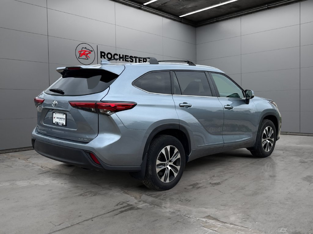 Used 2023 Toyota Highlander XLE AWD/4WD image 5