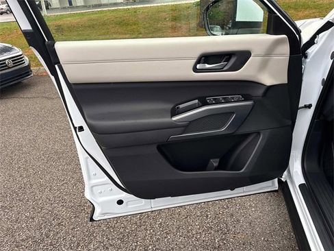 New 2025 Nissan Pathfinder SL image 23