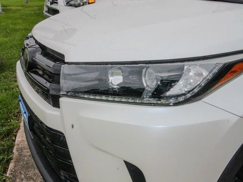 Used 2019 Toyota Highlander SE w/ Nightshade Edition AWD/4WD image 7