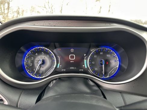 Used 2024 Chrysler Pacifica Touring-L image 18