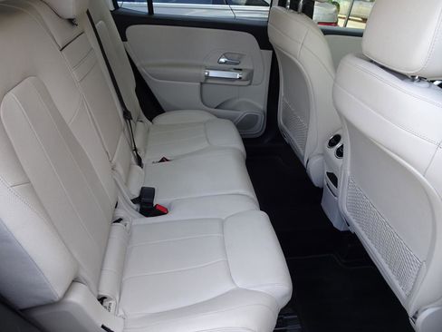 Used 2020 Mercedes-Benz GLB 250 4MATIC w/ Premium Package image 11