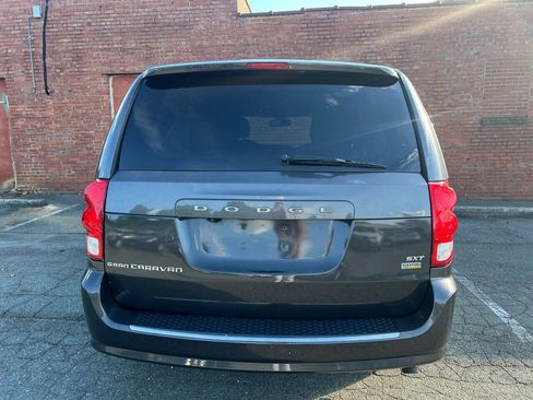 Used 2019 Dodge Grand Caravan SXT FWD image 4