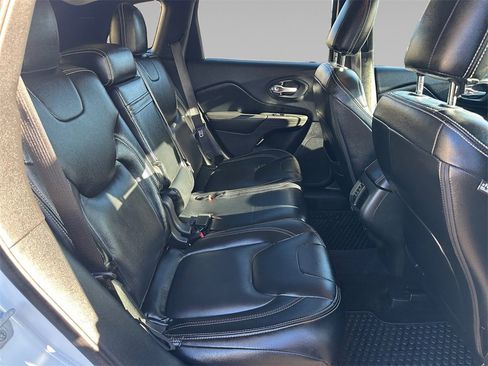 Used 2016 Jeep Cherokee Latitude w/ Cold Weather Group image 17