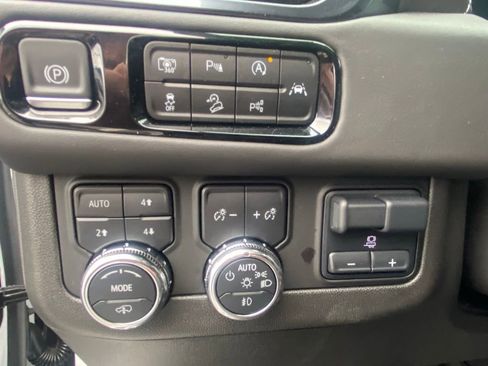 Used 2025 GMC Yukon AT4 Ultimate AWD/4WD image 12