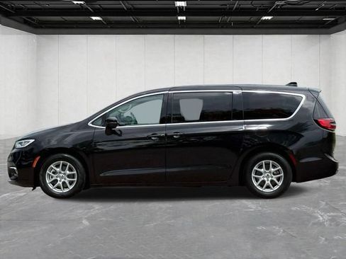 Certified 2023 Chrysler Pacifica Touring-L FWD image 2
