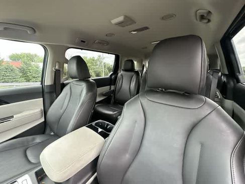 Used 2024 Kia Carnival EX FWD image 16