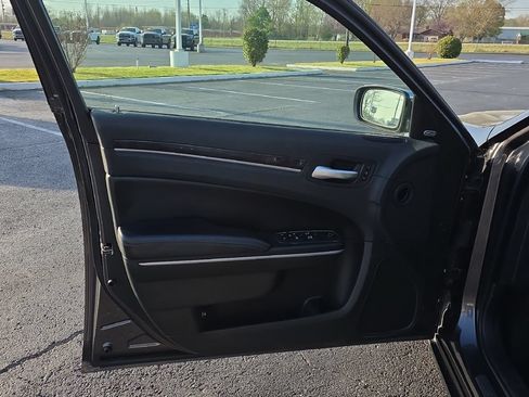 Used 2019 Chrysler 300 Limited RWD image 16