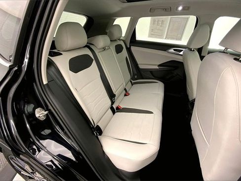 Used 2025 Volkswagen Taos SE image 27