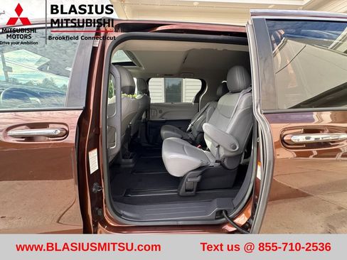 Used 2022 Toyota Sienna XLE AWD/4WD image 32