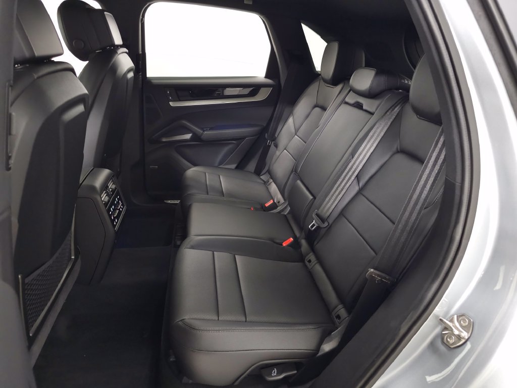 Used 2026 Porsche Cayenne AWD/4WD image 38