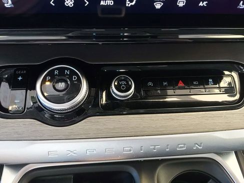 Certified 2025 Ford Expedition Platinum AWD/4WD image 24