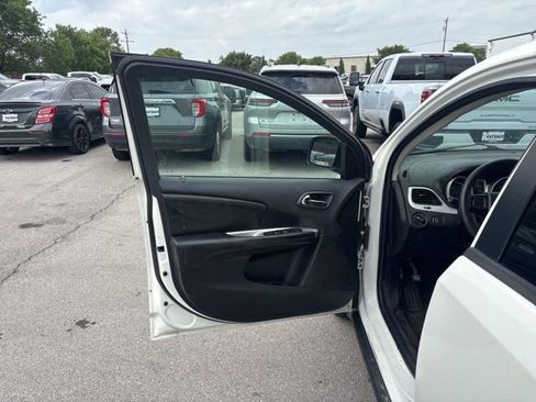 Used 2019 Dodge Journey SE FWD image 16
