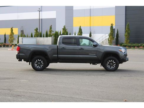 Used 2017 Toyota Tacoma TRD Off-Road w/ Premium & Technology Package image 4
