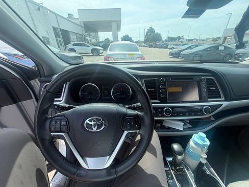 Used 2019 Toyota Highlander Plus FWD image 10