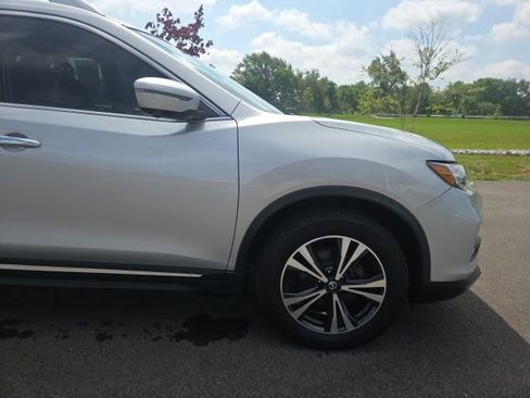 Used 2017 Nissan Rogue SL w/ SL Premium Package FWD image 4