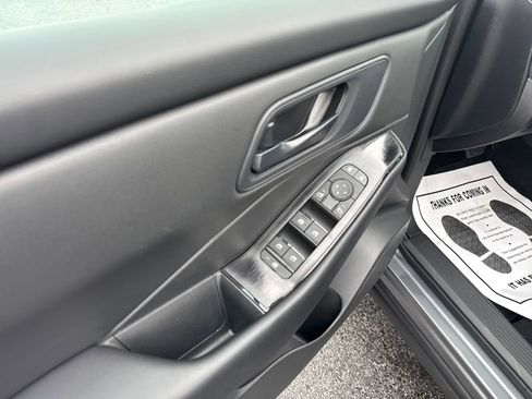 Used 2025 Nissan Rogue S image 12