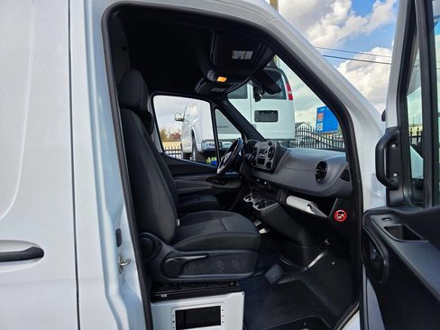 Used 2020 Mercedes-Benz Sprinter 2500 image 12