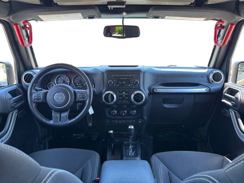 Used 2016 Jeep Wrangler Unlimited Rubicon w/ Connectivity Group AWD/4WD image 13