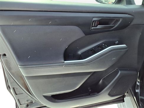 Used 2024 Toyota Highlander LE image 15