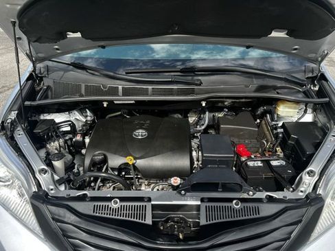 Used 2017 Toyota Sienna L image 43