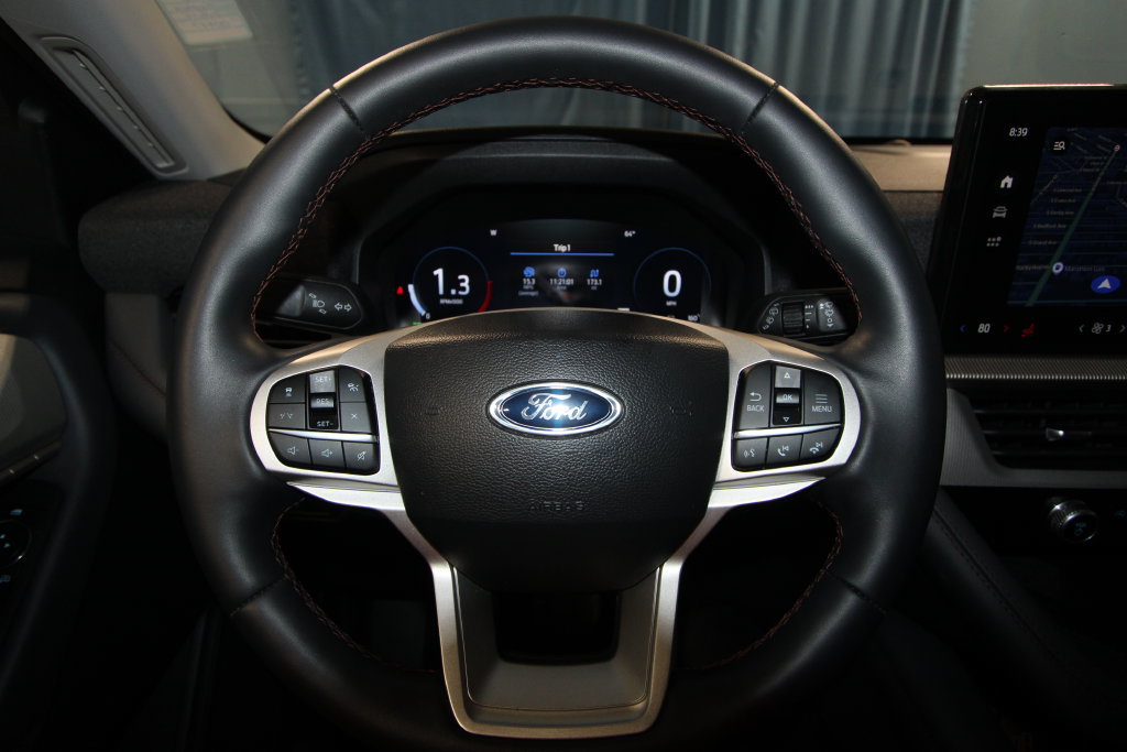 Used 2025 Ford Explorer Active AWD/4WD image 11