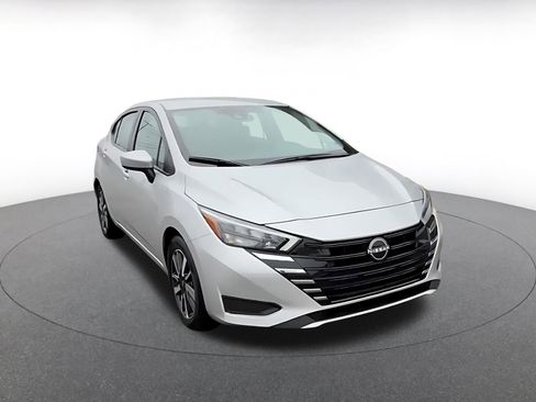 Used 2025 Nissan Versa SV image 3