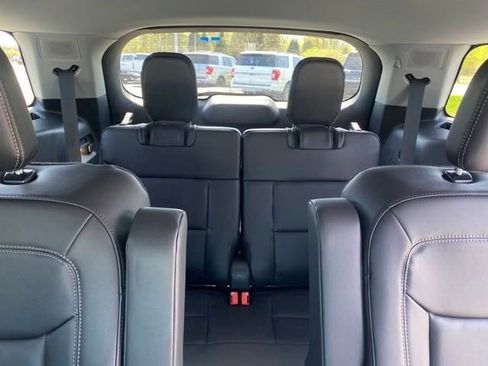 New 2024 Ford Explorer XLT w/ Equipment Group 202A image 32