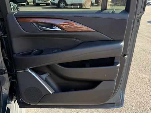 Used 2019 Cadillac Escalade ESV Luxury RWD image 26