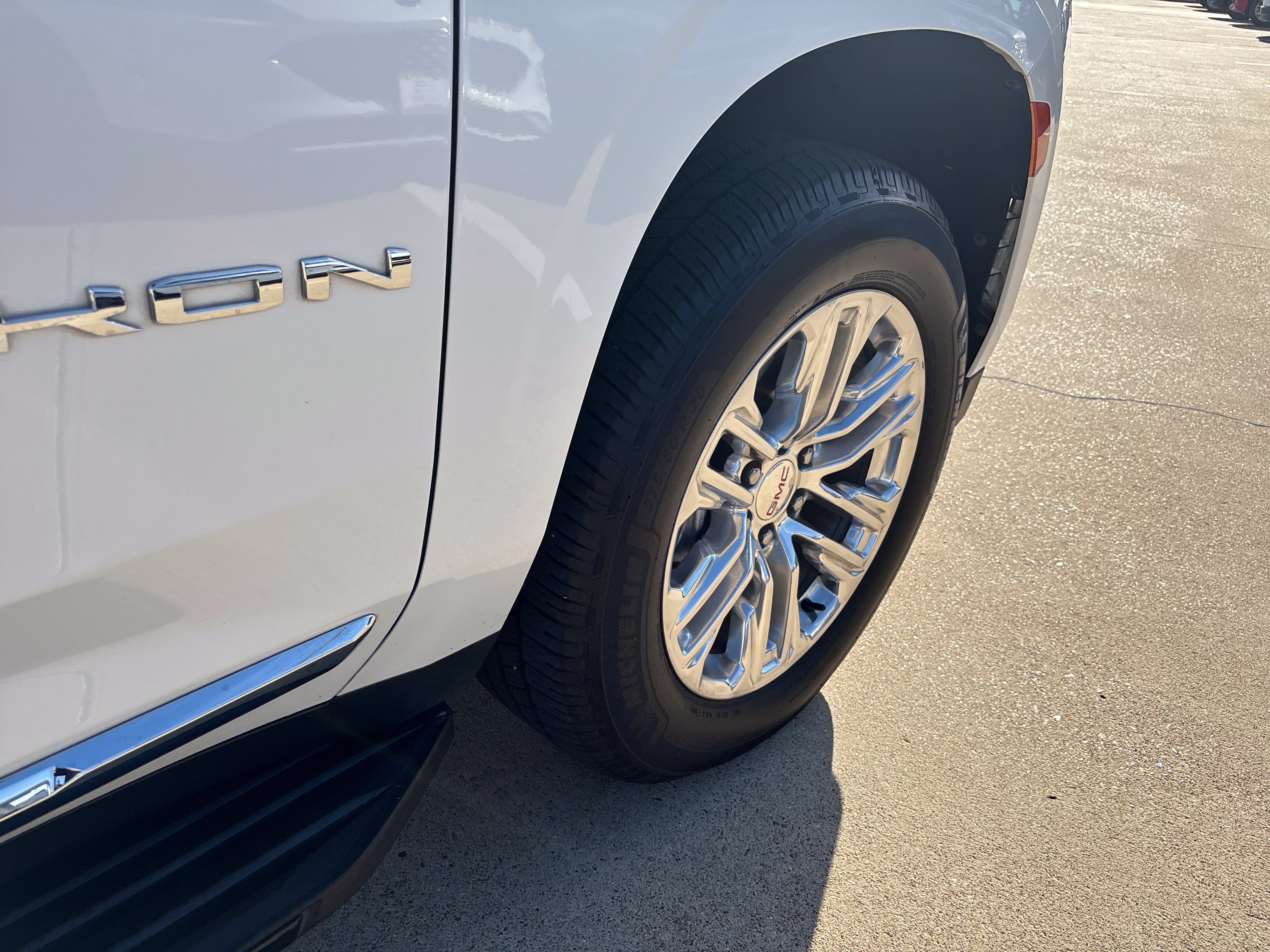 Used 2022 GMC Yukon SLT w/ SLT Luxury Package AWD/4WD image 17