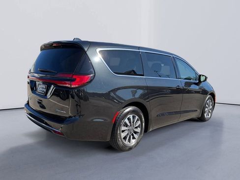Used 2023 Chrysler Pacifica Touring-L image 3
