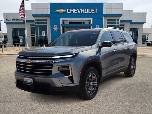 Used 2025 Chevrolet Traverse LT w/ Enhanced Driving Package FWD image 1