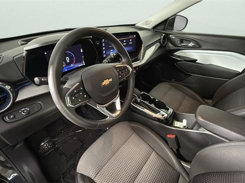 Certified 2025 Chevrolet Trax LT w/ Driver Confidence Package image 18