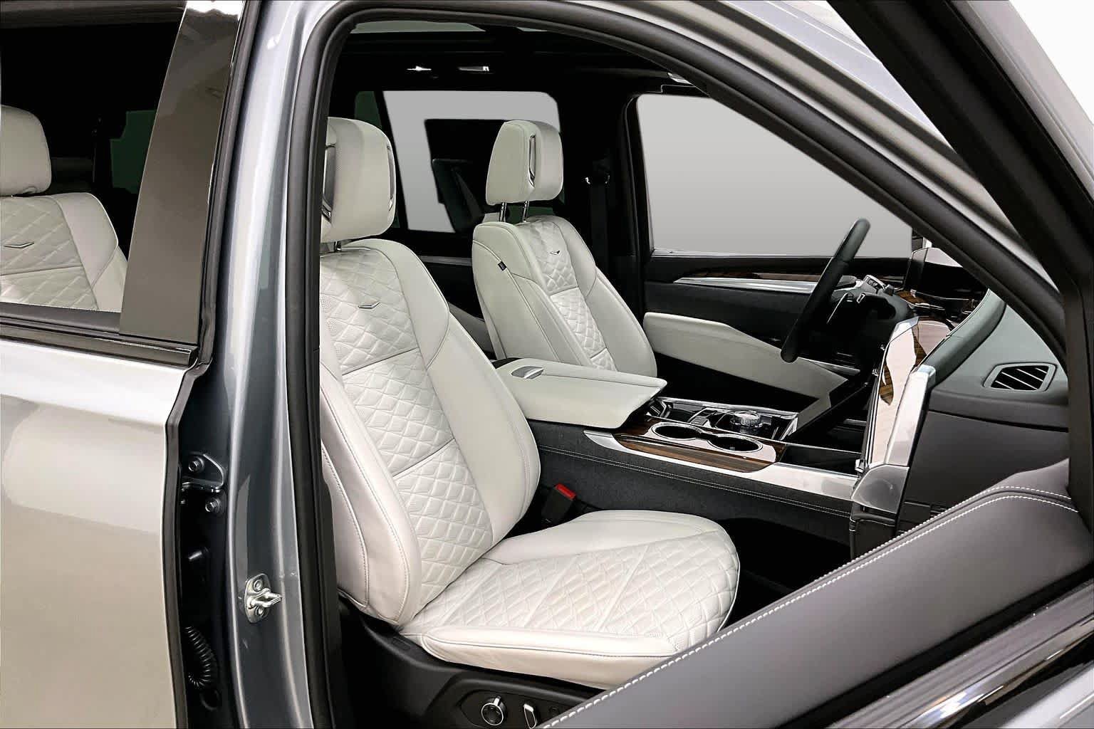 Used 2025 Cadillac Escalade Sport Platinum w/ LPO, Floor Liner Package AWD/4WD image 9