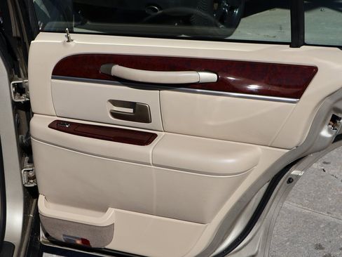 Used 2004 Lincoln Town Car Signature image 14