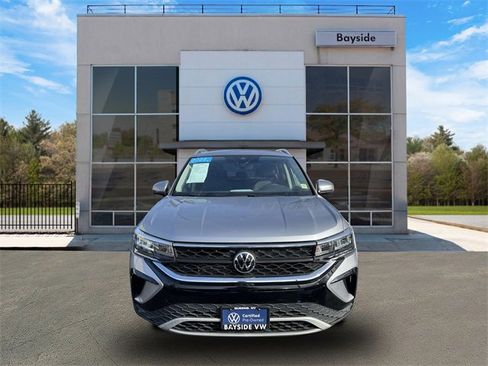 Certified 2022 Volkswagen Taos SE w/ IQ.Drive SE Package image 2