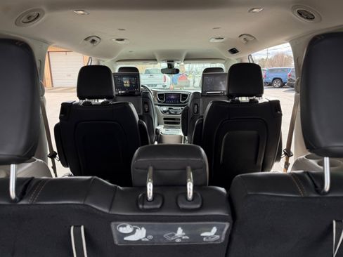 Used 2017 Chrysler Pacifica Touring-L Plus image 35