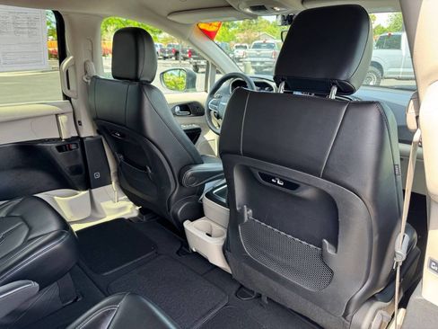 Used 2023 Chrysler Pacifica Touring-L FWD image 31
