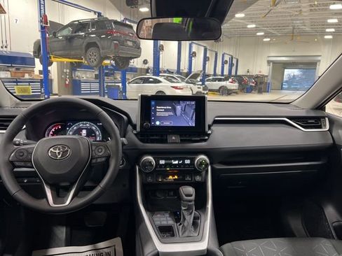 Used 2023 Toyota RAV4 XLE w/ Convenience Package image 5