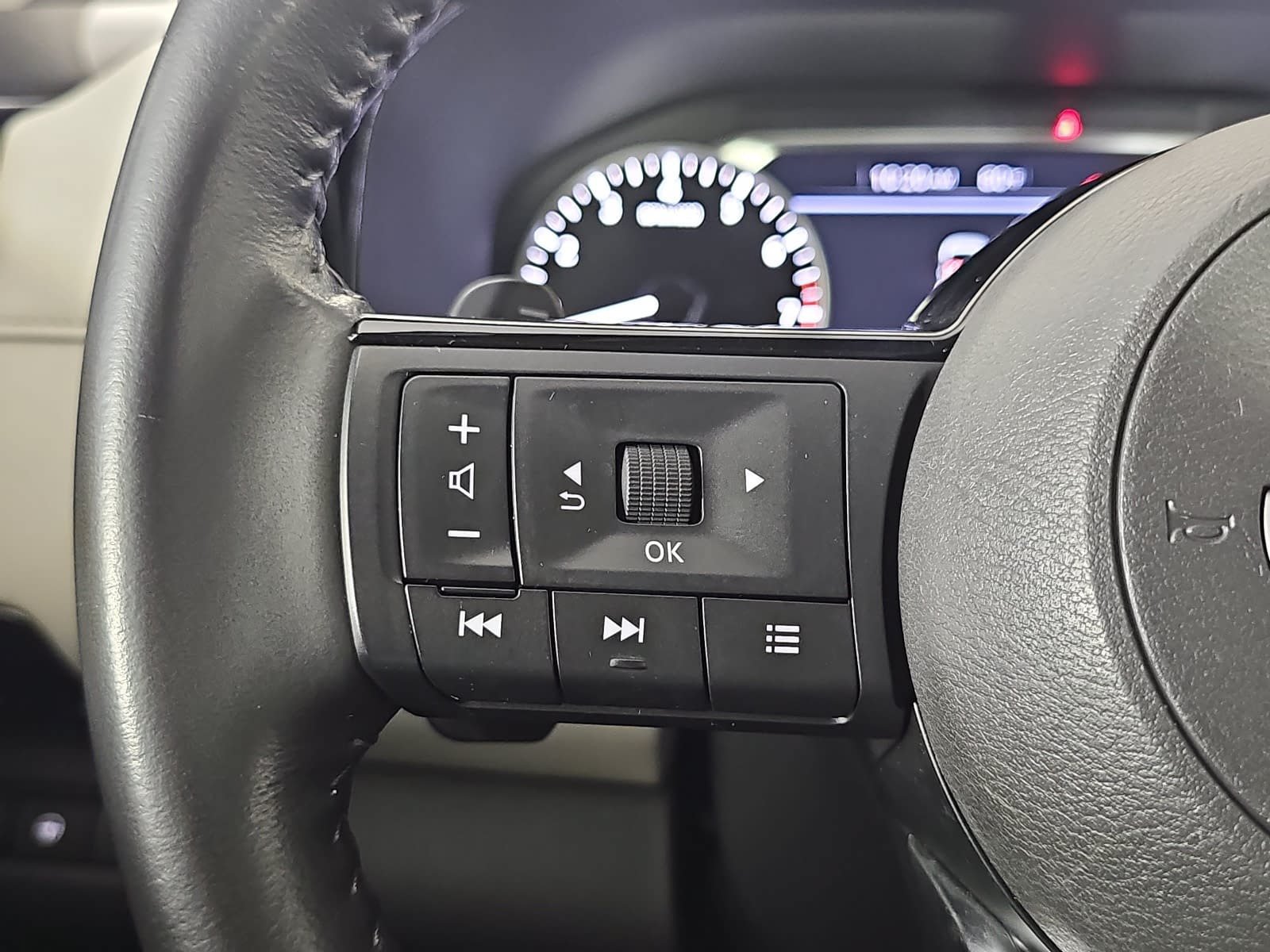 Used 2022 Nissan Pathfinder SV w/ SV Black Package AWD/4WD image 16
